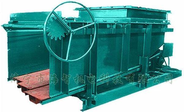 導(dǎo)料槽設(shè)有多個(gè)活動式底板，底板在回程過程中可以承受物料所帶來的摩擦力